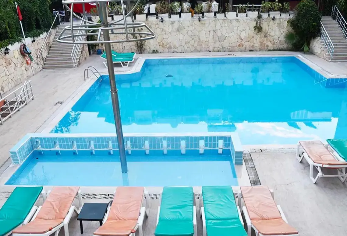 Basen w hotelu Ares City (ex. Kami)