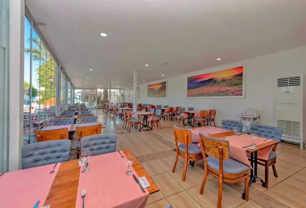 Restauracja i jedzenie w hotelu Armas Beach
