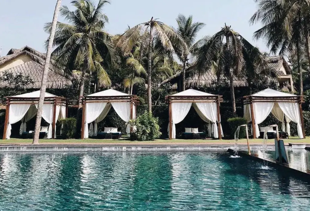 Basen w hotelu Aroma Beach Resort and Spa