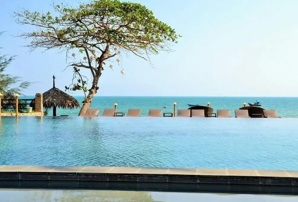 Basen w hotelu Aroma Beach Resort and Spa