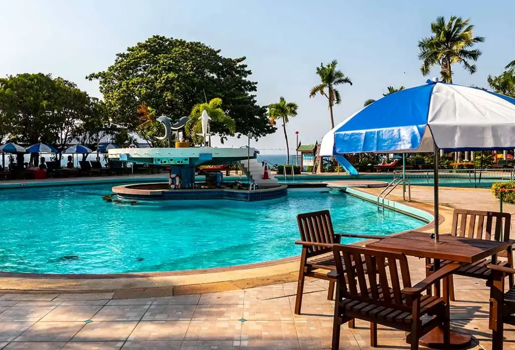 Basen w hotelu Asia Pattaya