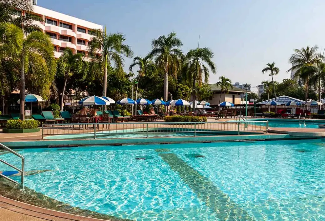 Basen w hotelu Asia Pattaya