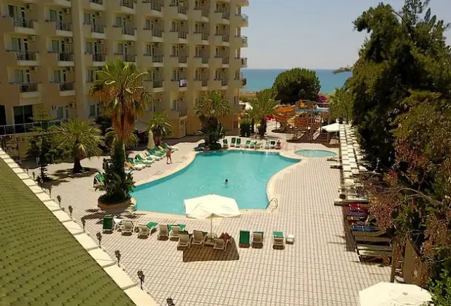 Basen w hotelu Asrin Beach