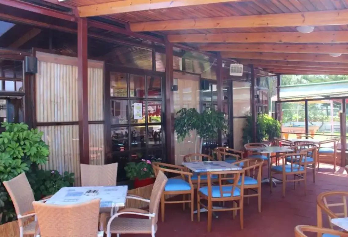 Restauracja i jedzenie w hotelu Asterias Bay (Theologos)
