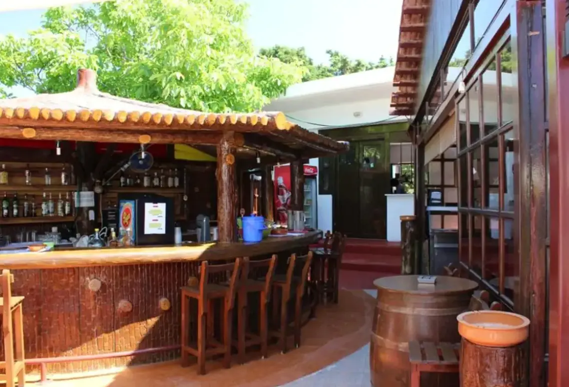 Restauracja i jedzenie w hotelu Asterias Bay (Theologos)