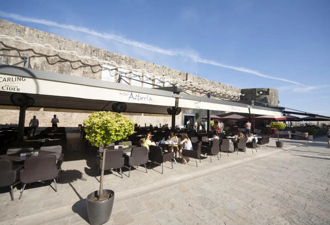 Restauracja i jedzenie w hotelu Astoria (Budva)