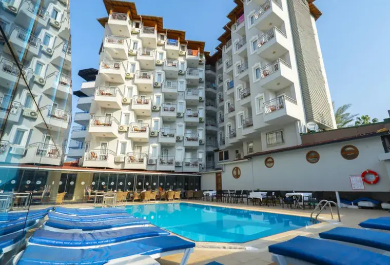 Basen w hotelu Azak Beach