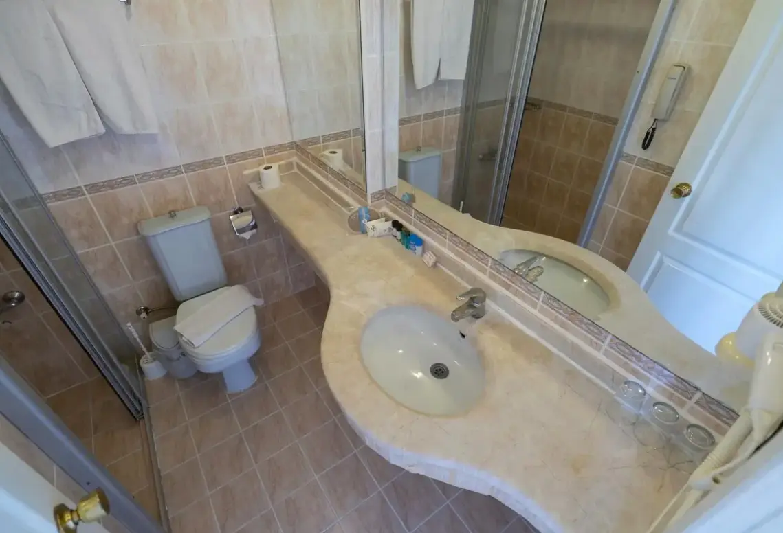 Łazienka w pokoju hotelu Azak Beach