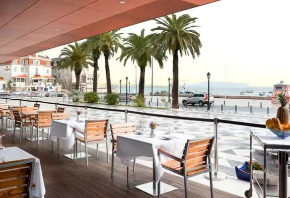Restauracja i jedzenie w hotelu Baia (Cascais)