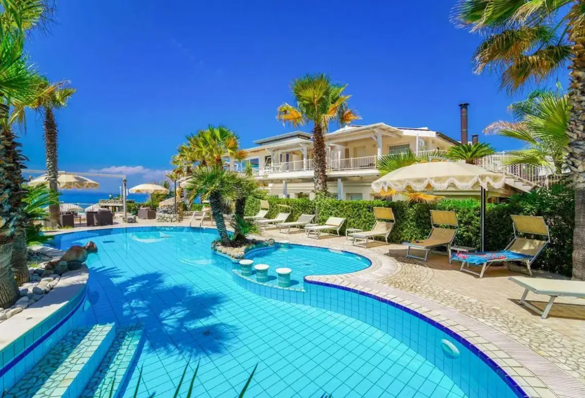 Basen w hotelu Baia del Godano