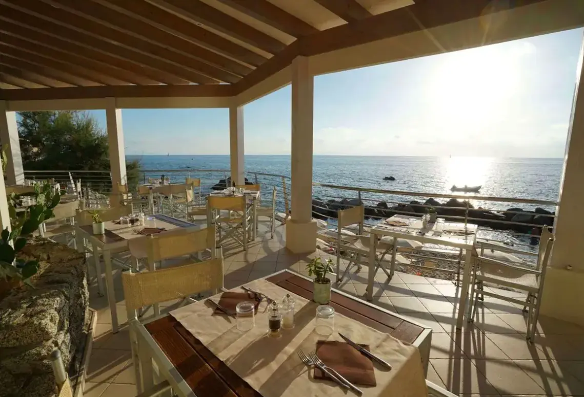 Restauracja i jedzenie w hotelu Baia del Godano