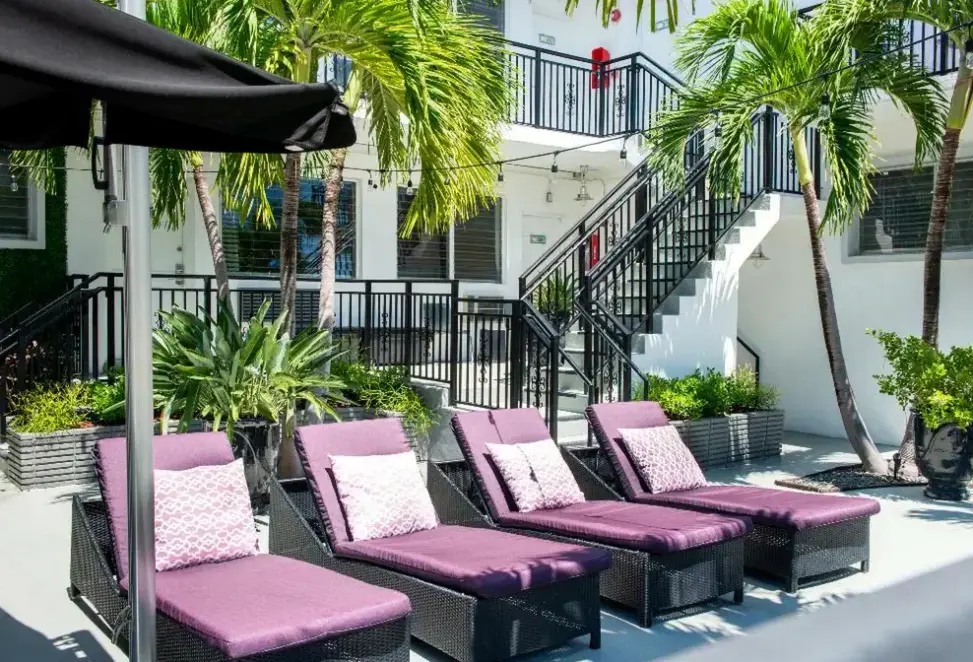 Basen w hotelu Beachside All Suites Hotel