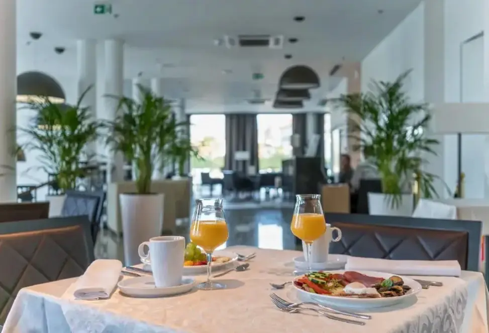 Restauracja i jedzenie w hotelu Bellevue (Šibenik)
