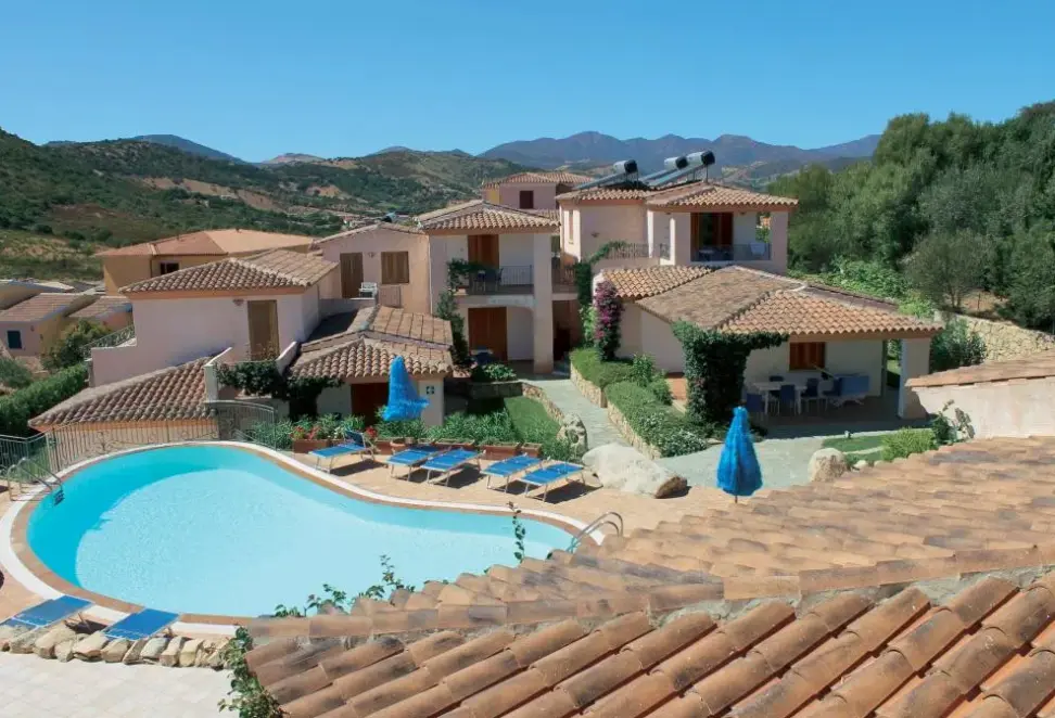 Basen w hotelu Bouganvillage