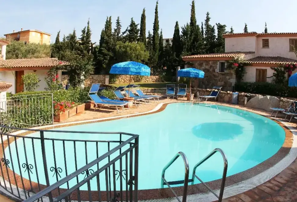Basen w hotelu Bouganvillage