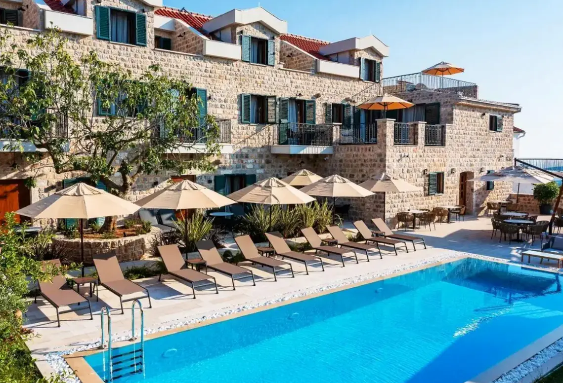 Basen w hotelu Boutique Ruzmarin Spa & Garden