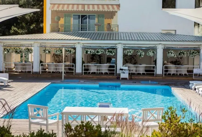 Basen w hotelu Bryza Resort & SPA