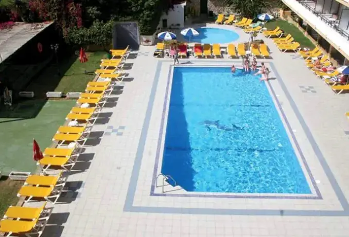 Basen w hotelu Buensol