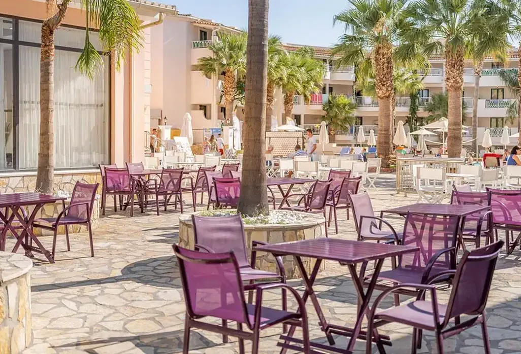 Basen w hotelu Caretta Beach (Kalamaki)