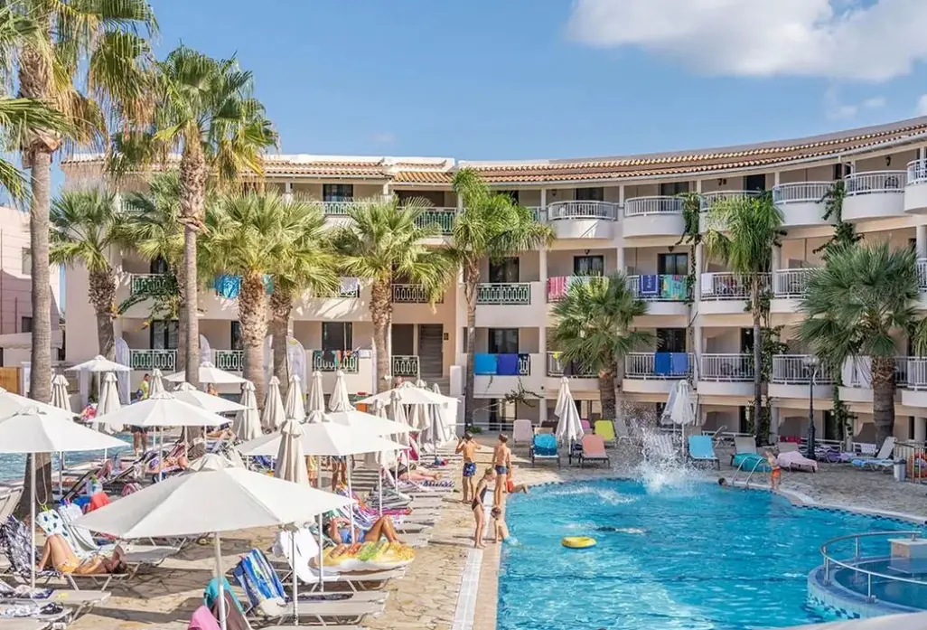 Basen w hotelu Caretta Beach (Kalamaki)