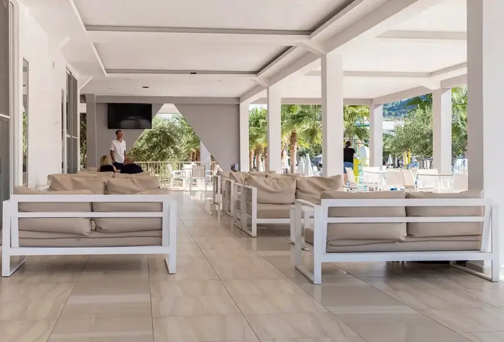 Lobby hotelu Caretta Island