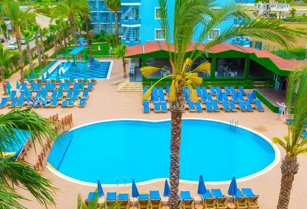 Basen w hotelu Caretta Relax