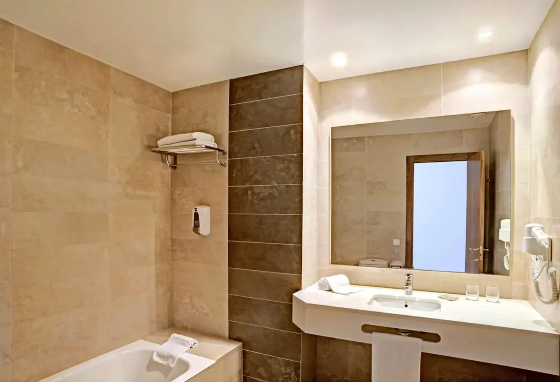 Łazienka w pokoju hotelu Casablanca (Santa Ponsa)