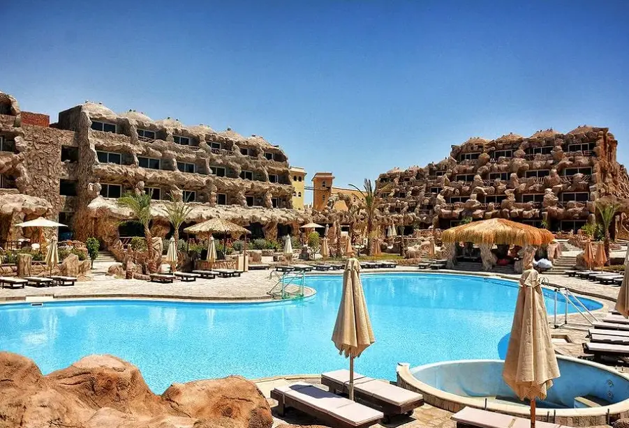 Basen w hotelu Caves Beach Resort