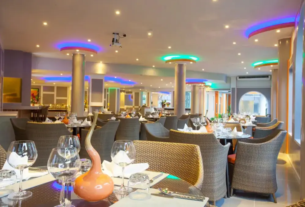 Restauracja i jedzenie w hotelu Chabana Kamala