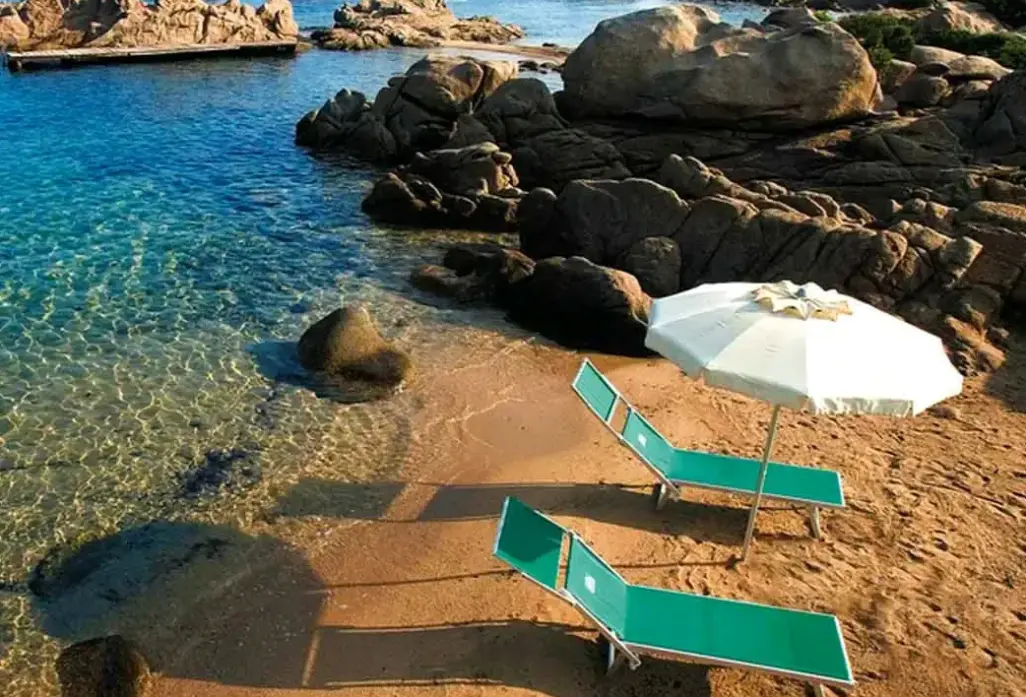 Plaża przy hotelu Club Hotel (Baia Sardinia)
