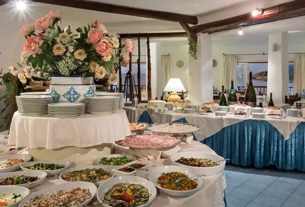 Restauracja i jedzenie w hotelu Club Hotel (Baia Sardinia)