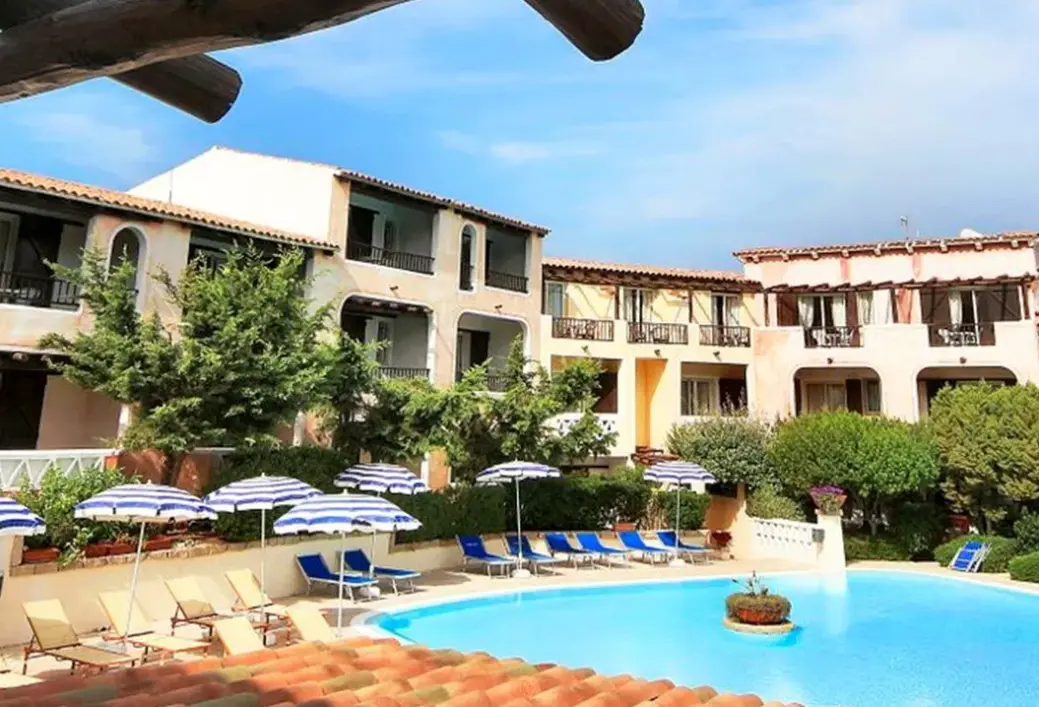 Basen w hotelu Colonna Park (Porto Cervo)