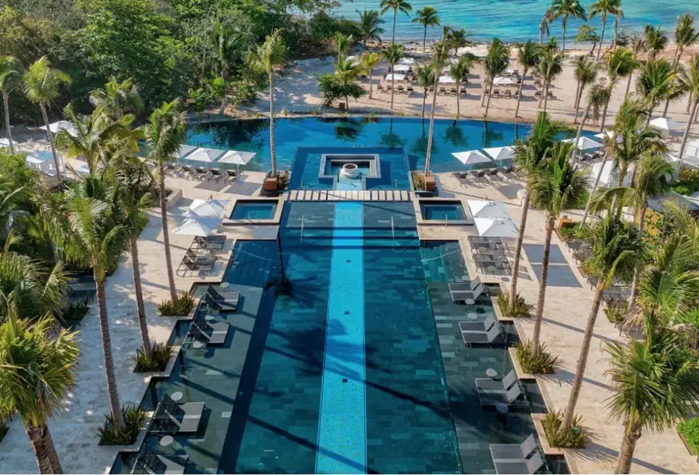 Basen w hotelu Conrad Tulum Riviera Maya