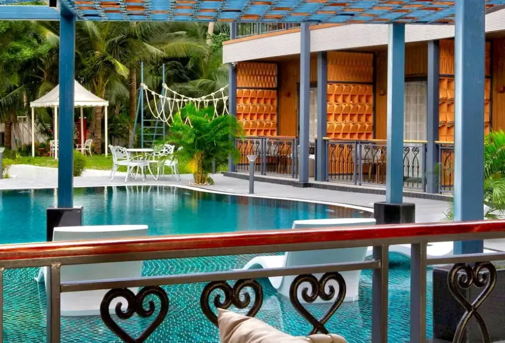 Basen w hotelu Coral Reef Resort & Spa