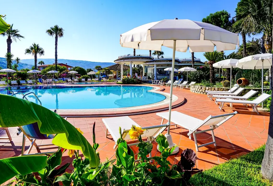 Basen w hotelu Costa Azzurra