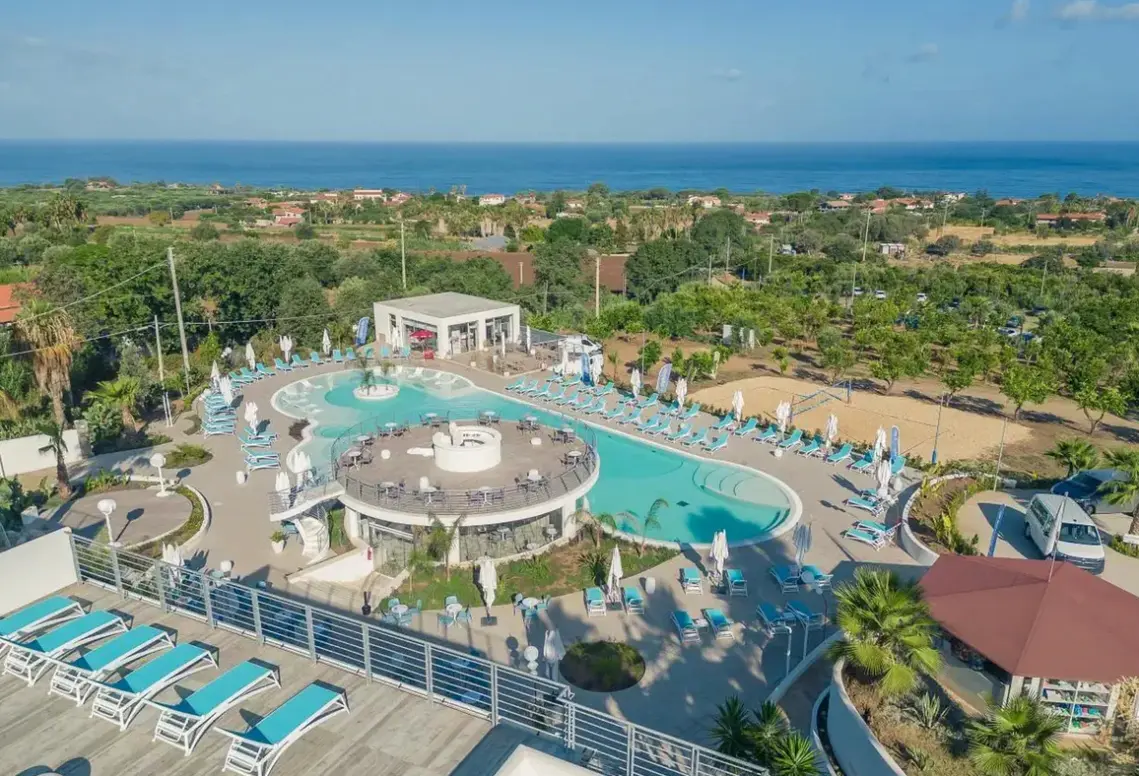 Basen w hotelu Costa degli Dei Capo Vaticano