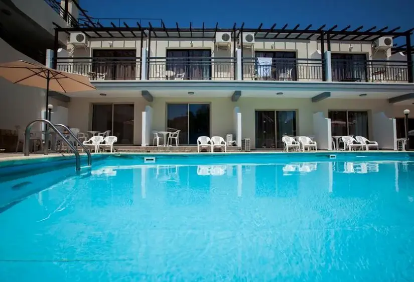 Basen w hotelu Crystallo