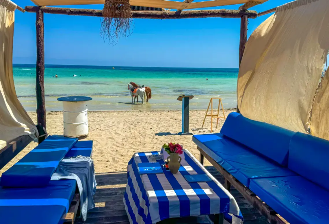 Plaża przy hotelu Dar El Bhar