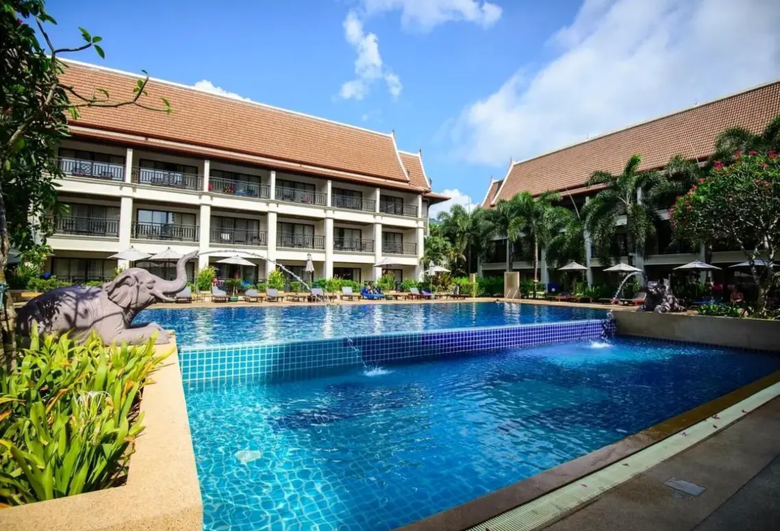 Basen w hotelu Deevana Patong Resort & Spa