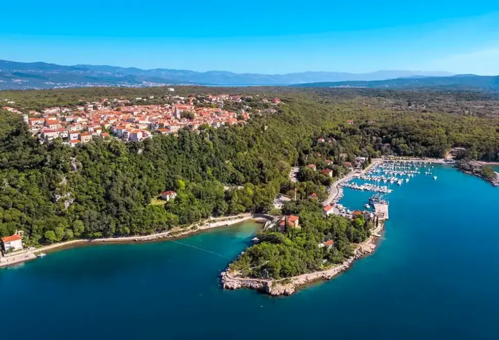 Widok z hotelu Delfin (Omisalj)