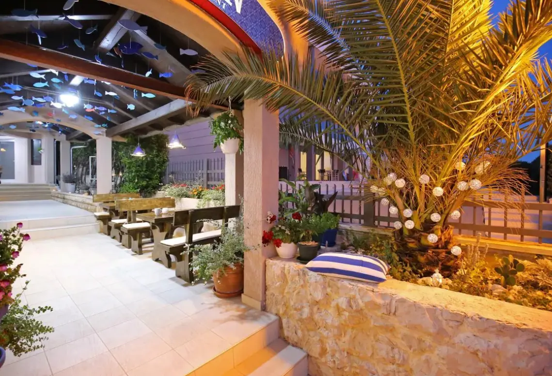 Restauracja i jedzenie w hotelu Delfin (Zadar)