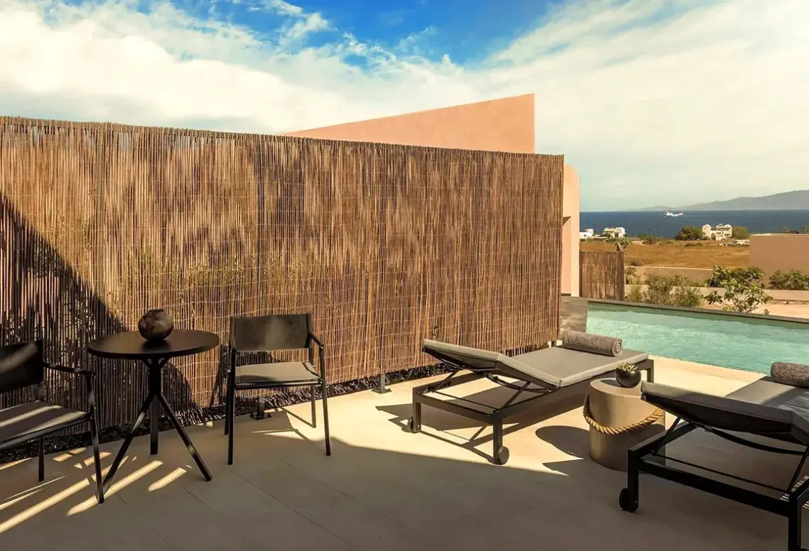 Basen w hotelu Domes Novos Santorini Autograph Collection