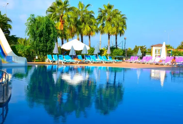 Basen w hotelu Drita Resort & Spa