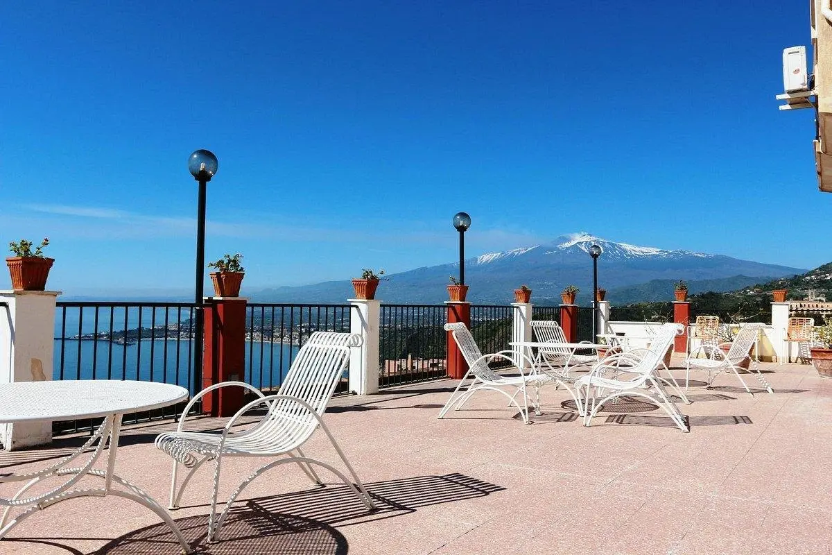Widok z hotelu Elios  Tao (Taormina)