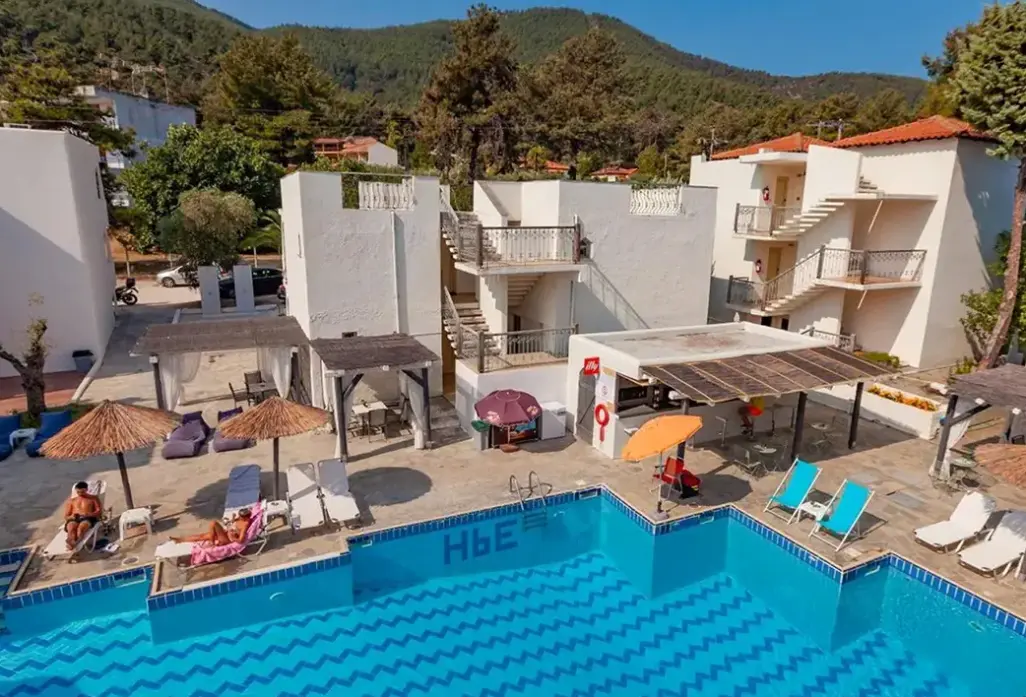 Basen w hotelu Esperides (Limenas)