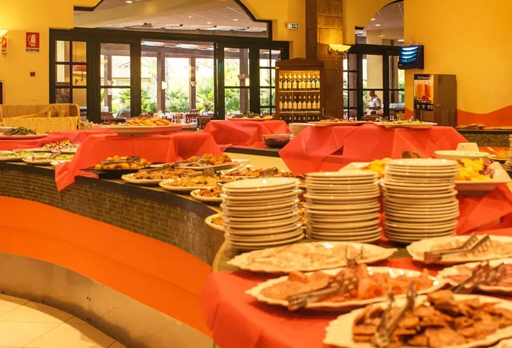 Restauracja i jedzenie w hotelu Falkensteiner Club Funimation Garden Calabria