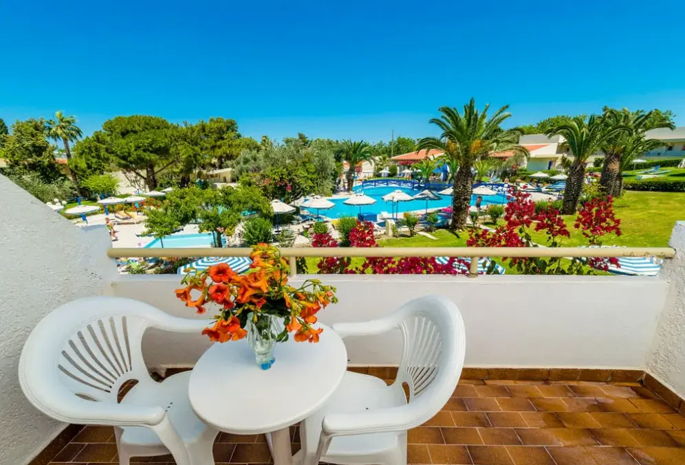 Basen w hotelu Filerimos Village