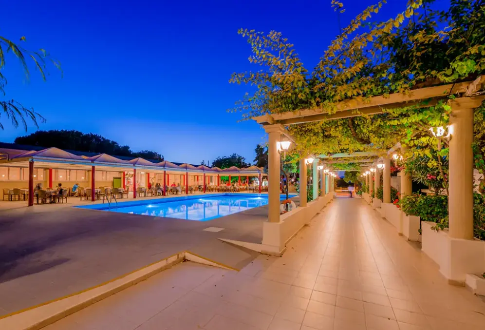 Basen w hotelu Filerimos Village