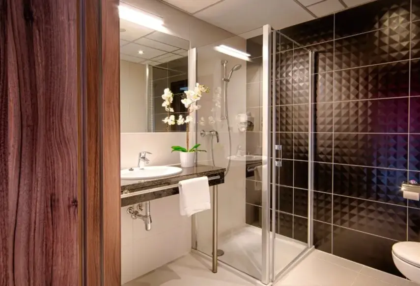 Łazienka w pokoju hotelu Focus Premium Gdańsk