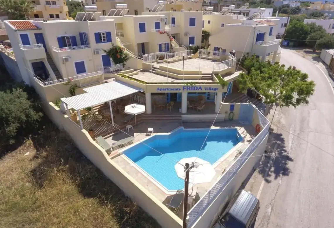 Basen w hotelu Frida Village
